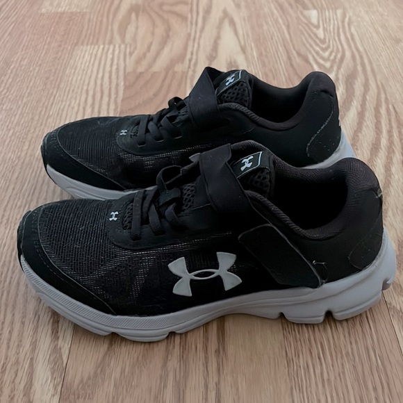 Kids Under Armour shoes - Picture 3 of 6